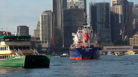 Un-Ferry-De-Sydney-Pasa-Por-Un-Buque-Cisterna-De-Combustible-En-El-Puerto-De-Sydney,-Australia
