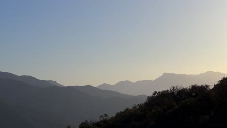Bergsilhouette-Vor-Dem-Himmel,-Schönes,-Friedliches-Gefühl-Bei-Sonnenuntergang
