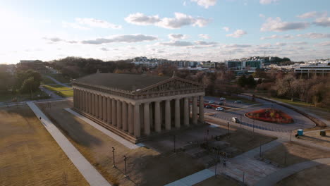 Eine-Luftdrohnenaufnahme-Des-Parthenon-In-Nashville-Zur-Goldenen-Stunde