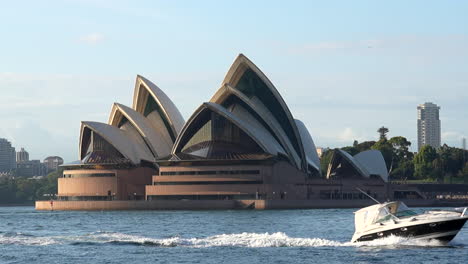 Un-Barco-De-Recreo-Privado-Pasa-Frente-A-La-ópera-De-Sydney