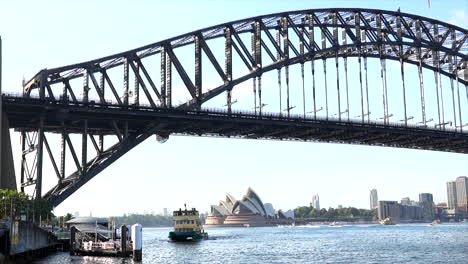Sydney-Ferry-Se-Acerca-Lentamente-A-Milsons-Point-Wharf-En-El-Puerto-De-Sydney,-Australia