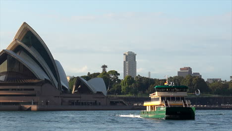 Eine-Sydney-Fähre-Nähert-Sich-Mit-Dem-Opernhaus-Im-Hintergrund