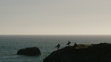 Surfer-Gehen-In-Santa-Cruz,-Kalifornien,-Surfen