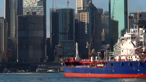 Ein-Treibstofftankschiff-Nähert-Sich-Dem-Circular-Quay,-Um-Ein-Kreuzfahrtschiff-Im-Hafen-Von-Sydney,-Australien,-Zu-Betanken