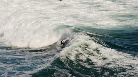 A-surfer-rides-a-wave-in-Santa-Cruz,-California