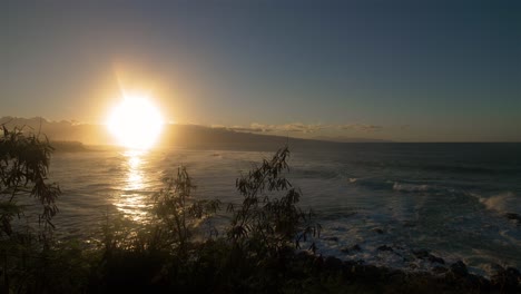 Hawaii-Ozeanklippe-Sonnenuntergang-Surfer-Zeitlupe-Uhd