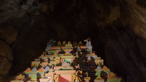 Entrada-Principal-Del-Templo-Sri-Velayuthar-Durante-Thaipusam-En-Batu-Caves-Kuala-Lumpur-Malasia-Tiro-Inclinado