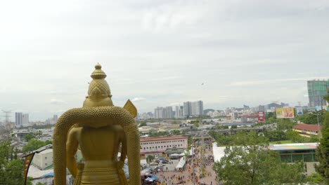 Vista-Posterior-De-La-Estatua-De-Lord-Murugan-Durante-El-Festival-Thaipusam-En-Las-Cuevas-De-Batu-Kuala-Lumpur-Malasia-Tiro-Inclinado