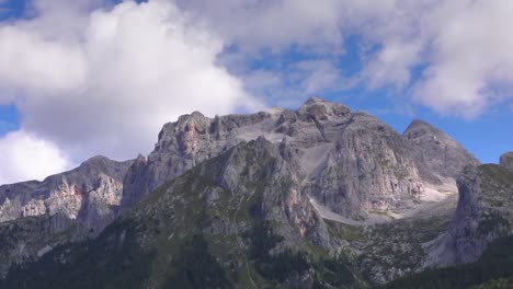 Timelapse-De-Nubes-Sobre-Los-Dolomitas,-Italia