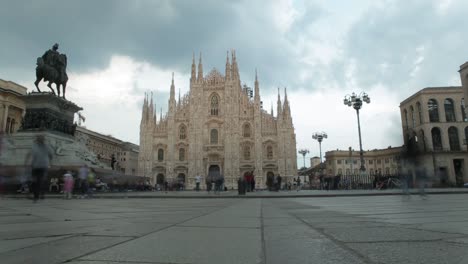 Timelapse-in-Duomo-square,-Milano,-Italy