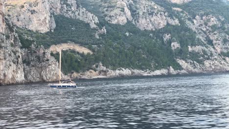 Boat-at-the-Island-of-Capri,-Italy