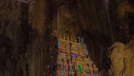 Vista-Posterior-Del-Templo-Sri-Velayuthar-Thaipusam-En-Las-Cuevas-Batu-Kuala-Lumpur-Malasia-Tiro-Inclinado