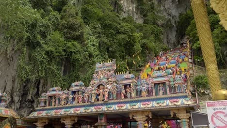 Bunte-Treppen-Von-Pilgern,-Die-Während-Des-Thaipusam-In-Den-Batu-Höhlen-Von-Kuala-Lumpur,-Malaysia,-überfüllt-Sind