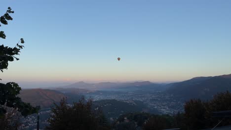 Hot-Air-Balloon-Over-The-Alps-In-Como,-Italy