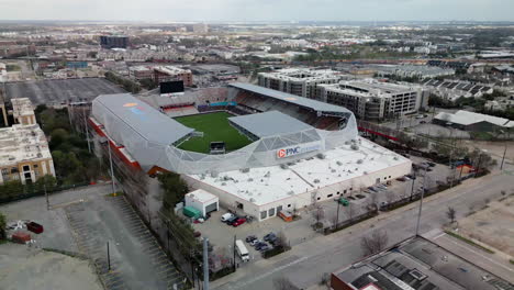 Luftaufnahme-Rund-Um-Das-PNC-Stadion,-Bewölkter-Tag-In-Houston,-Texas,-Vereinigte-Staaten