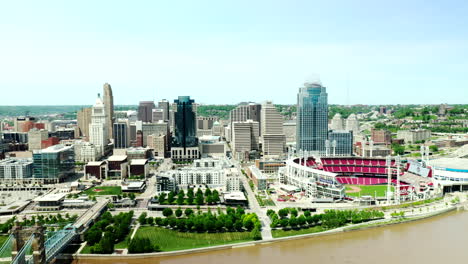 Drone-shot-of-downtown-Cincinnati,-Ohio