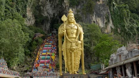 Estatua-De-Oro-De-Lord-Murugan-En-Thaipusam-En-Batu-Caves-Kuala-Lumpur-Malasia-Festival-Colorido