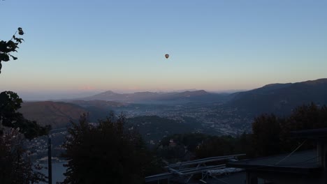 Hot-Air-Balloon-Over-The-Alps-In-Como,-Italy