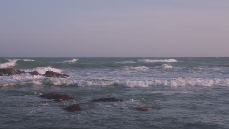 Meereswellen-In-Der-Nähe-Der-Felsen-Am-Strand