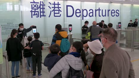 Familienangehörige-Verabschieden-Sich-Zum-Letzten-Mal,-Bevor-Passagiere-Die-Abflughalle-Des-Internationalen-Flughafens-In-Hongkong-Passieren