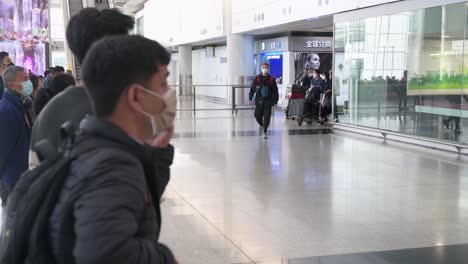 Flugpassagiere-Werden-Nach-Der-Landung-Am-Internationalen-Flughafen-In-Hongkong-In-Der-Ankunftshalle-Gesehen