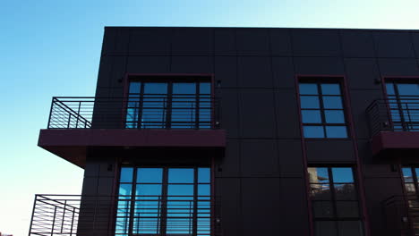 Luftaufnahme-Um-Reflektierende-Fenster-Und-Balkon-Einer-Modernen-Eigentumswohnung-Im-Sonnigen-Queens,-New-York,-USA