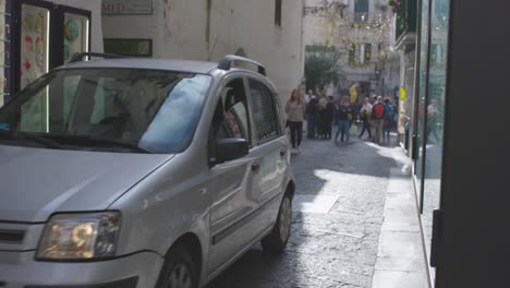 Amalfi-Italia-Coches-Conduciendo-Por-Una-Pequeña-Carretera