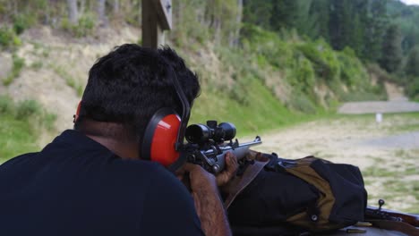 Una-Persona-En-El-Campo-De-Tiro-Aprendiendo-A-Disparar-Un-Rifle