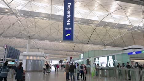 Flugpassagiere-Werden-In-Der-Abflughalle-Des-Internationalen-Flughafens-In-Hongkong,-China,-Gesehen