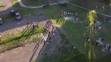 Luftaufnahme-Einer-Klassischen-Schulabschlussfeier-In-Argentinien-Mit-Familie-Und-Freunden