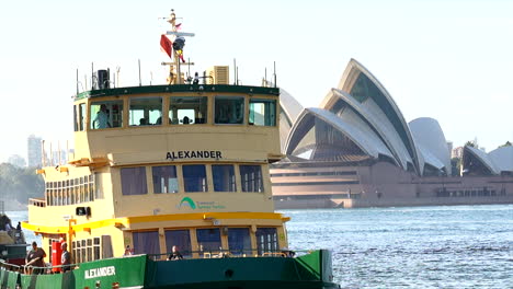 Un-Ferry-De-Sydney-Pasa-Cerca-De-La-Casa-De-La-ópera