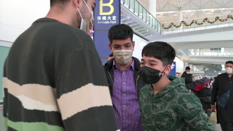 Ein-Junger-Passagier-Umarmt-Seinen-Vater-In-Der-Ankunftshalle-Des-Internationalen-Flughafens-Von-Hongkong