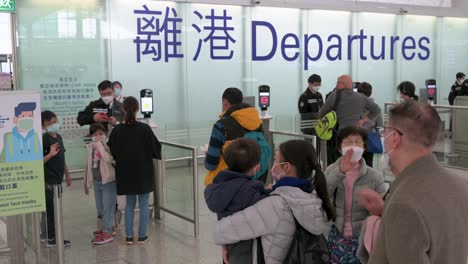 Eine-Familie-Verabschiedet-Sich-Zum-Letzten-Mal,-Bevor-Verwandte-Und-Passagiere-Durch-Die-Abflughalle-Des-Internationalen-Flughafens-In-Hongkong-Gehen