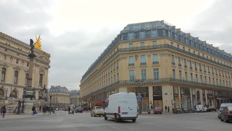 Haussmann-Architektur-Mit-Dem-Opernhaus-Palais-Garnier-Im-9.-Arrondissement-Von-Paris,-Frankreich