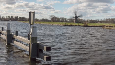 Blick-über-Das-Wasser-Von-Knipmolen,-Historische-Hölzerne-Windmühle-In-Voorschoten,-Niederlande