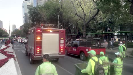 Toma-De-Camiones-De-Bomberos-De-La-Ciudad-De-México-Avanzando-En-El-Paseo-De-La-Reforma