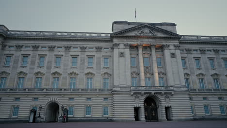 Front-of-Buckingham-palace-on-a-cloudy-evening