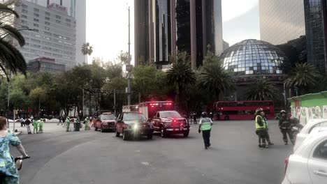 Foto-De-Camiones-De-Bomberos-De-La-Ciudad-De-México-Analizando-La-Emergencia
