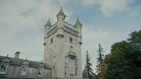 Hermosa-Torre-Antigua-Del-Castillo-De-Balmoral-En-Un-Día-Soleado-En-Escocia