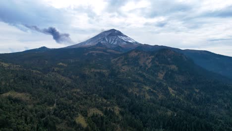 Drohnenaufnahme-Eines-Aktiven-Vulkans-In-Mexiko-Und-Des-Umliegenden-Waldes