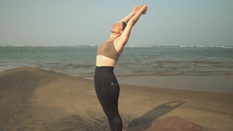 Mädchen-Macht-Rückenbeugendehnung,-Nachdem-Sie-Vinyasa-Yoga-Praktiziert-Hat