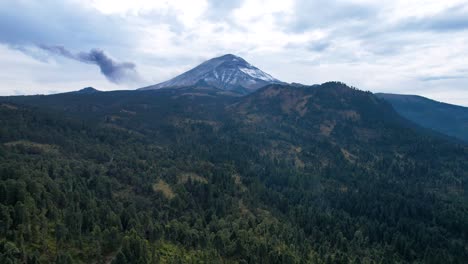 Absteigende-Drohnenaufnahme-Der-Vulkanischen-Fumarole-Bei-Popocatepetl-In-Mexiko-Und-Den-Umliegenden-Wäldern