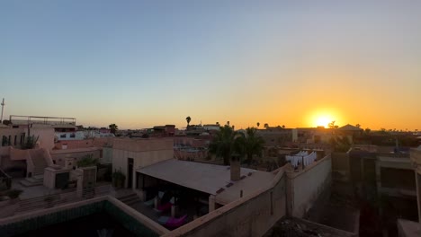 Panorámica-Izquierda-Sobre-Tejados-Y-Edificios-En-Marrakech-Al-Atardecer