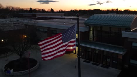Amerikanische-Flagge-Weht-Nachts-Vor-Der-Schule-In-Amerika