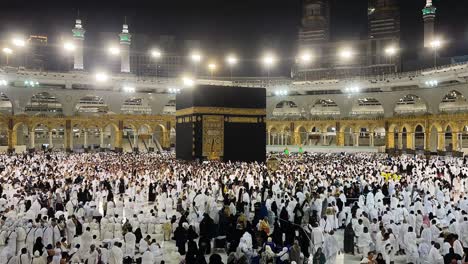 Los-Musulmanes-Giran-Alrededor-De-La-Kaaba,-Los-Peregrinos-Circunvalan-Y-Rezan-La-Kaaba-En-La-Meca,-La-Oración-Musulmana-De-Lapso-De-Tiempo