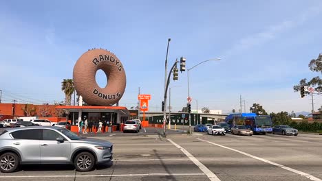 Lapso-De-Tiempo,-El-Famoso-Letrero-De-Donuts-De-Randy-Y-El-Exterior-Del-Edificio-En-Inglewood.