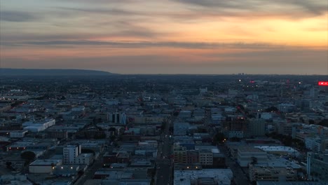Dramatischer-Sonnenuntergang-über-Ost-Los-Angeles,-Luftaufnahme-Einer-Atemberaubenden-Himmelslandschaft-Mit-Warmen-Farben