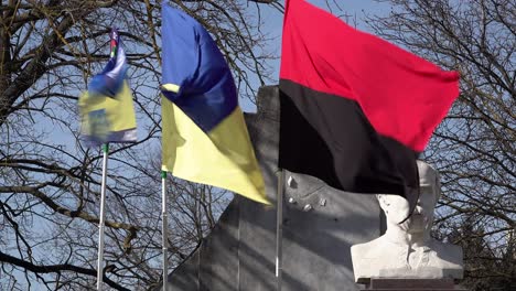 Die-Regionalflagge-Von-Cherson,-Die-Nationalflagge-Der-Ukraine-Und-Die-Rot-schwarze-Flagge-Des-Ukrainischen-Widerstands-Wehen-Neben-Einer-Statue-Von-Taras-Hryhorovych-Shevchenko