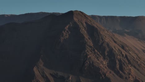 Toma-Aérea-De-Paralaje-De-La-Vasta-Cordillera-En-Iquique,-Chile