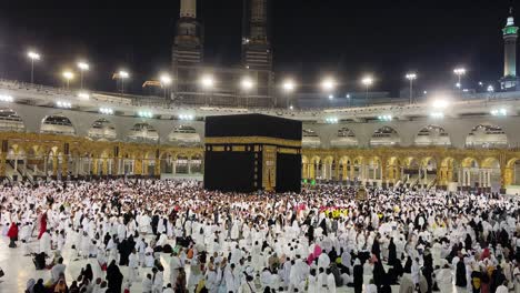 Los-Musulmanes-Giran-Alrededor-De-La-Kaaba,-Los-Peregrinos-Circunvalan-Y-Rezan-La-Kaaba-En-La-Meca,-La-Luna-Sagrada-Del-Ramadán